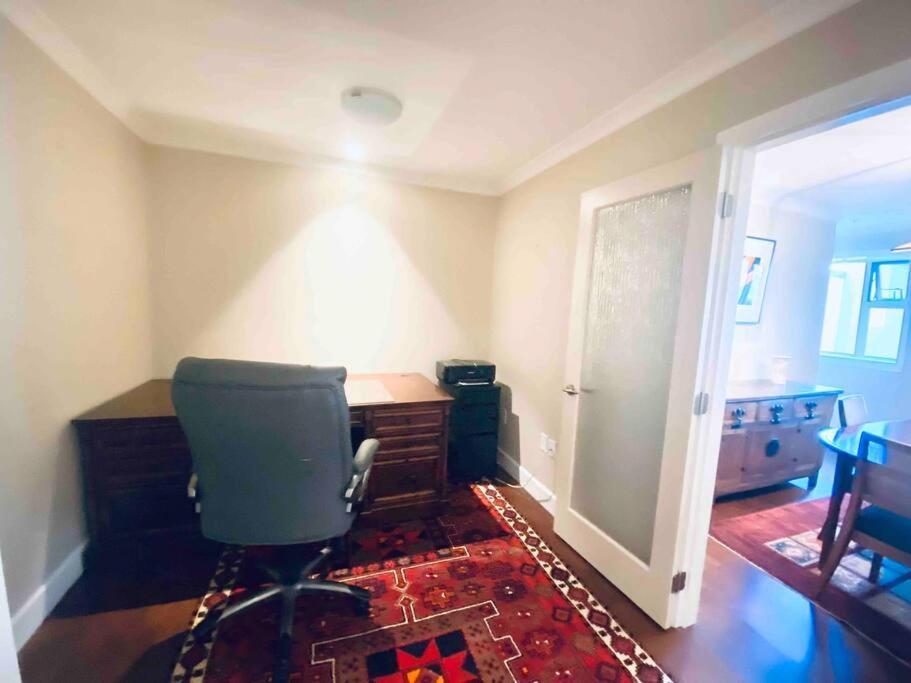 Amazing Location 2 Bedroom Minutes From Downtown فكتوريا المظهر الخارجي الصورة