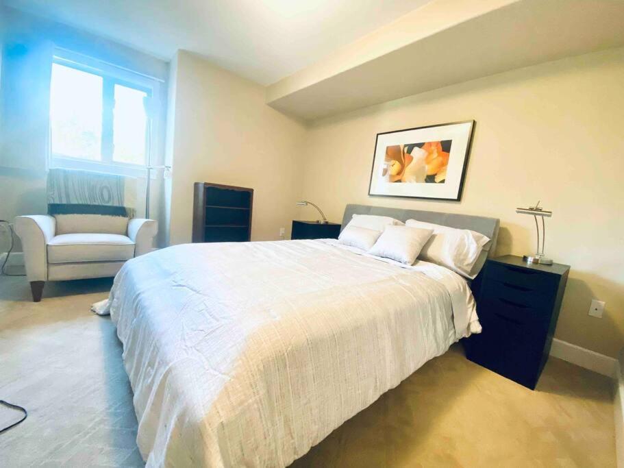 Amazing Location 2 Bedroom Minutes From Downtown فكتوريا المظهر الخارجي الصورة