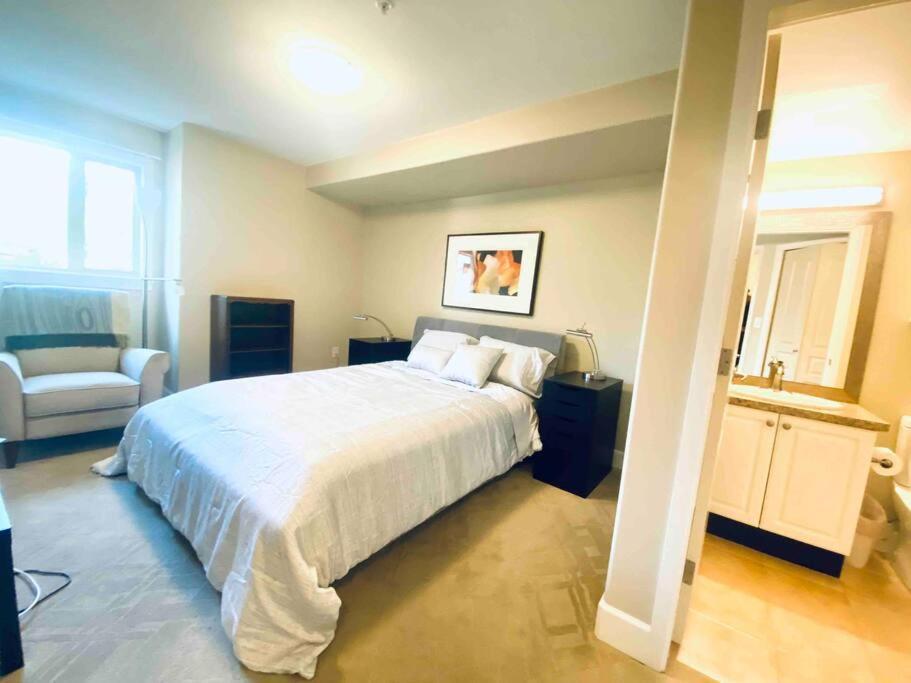 Amazing Location 2 Bedroom Minutes From Downtown فكتوريا المظهر الخارجي الصورة
