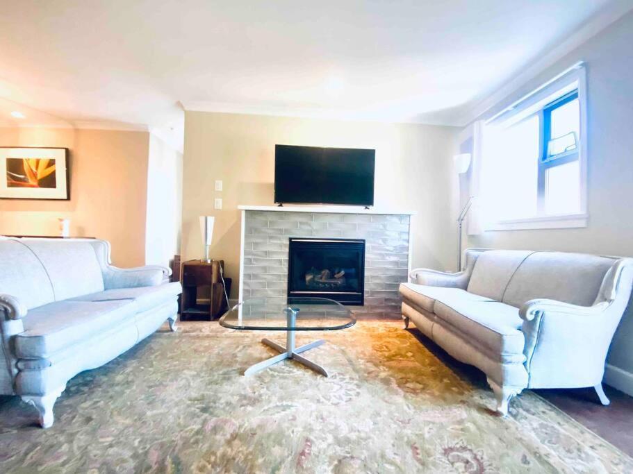 Amazing Location 2 Bedroom Minutes From Downtown فكتوريا المظهر الخارجي الصورة