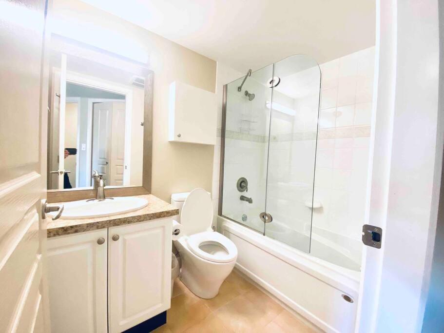 Amazing Location 2 Bedroom Minutes From Downtown فكتوريا المظهر الخارجي الصورة