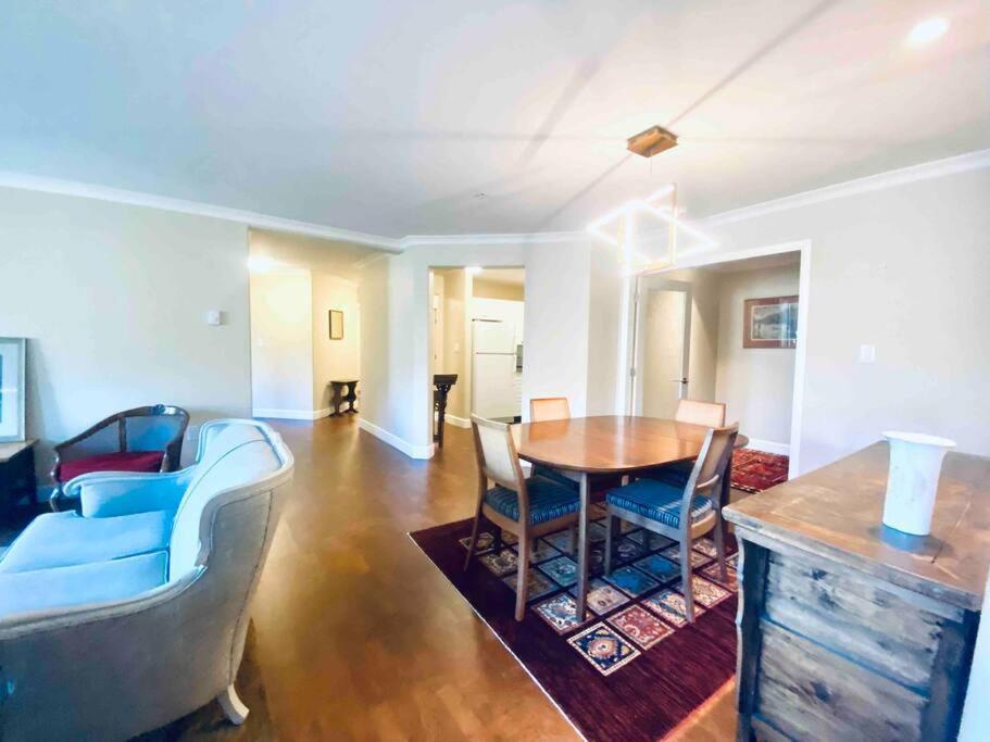 Amazing Location 2 Bedroom Minutes From Downtown فكتوريا المظهر الخارجي الصورة