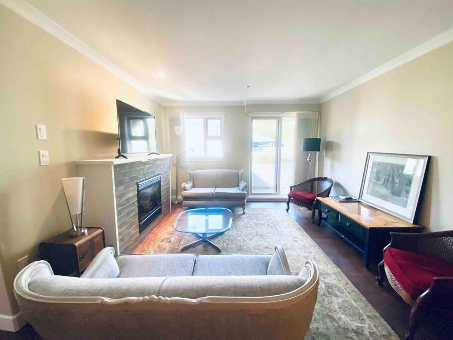 Amazing Location 2 Bedroom Minutes From Downtown فكتوريا المظهر الخارجي الصورة
