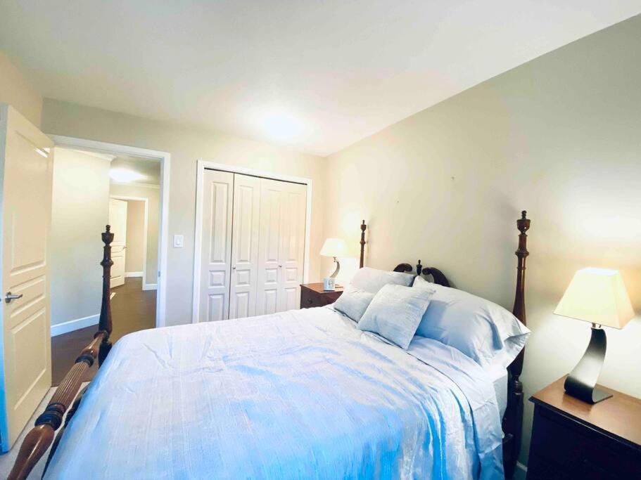 Amazing Location 2 Bedroom Minutes From Downtown فكتوريا المظهر الخارجي الصورة
