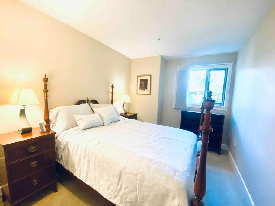 Amazing Location 2 Bedroom Minutes From Downtown فكتوريا المظهر الخارجي الصورة